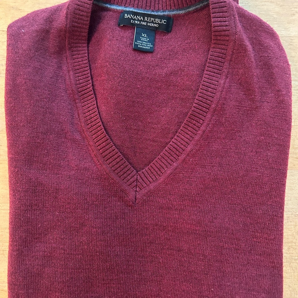Banana Republic Men's Burgundy merino wool V-Neck Sweater